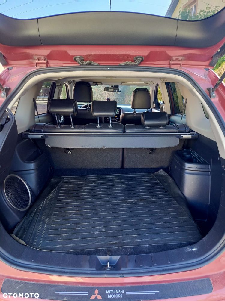 Mitsubishi Outlander Instyle NAVI + - 7