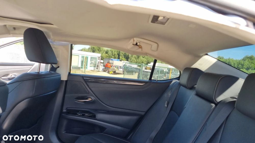 Lexus ES 300h Style Edition - 25
