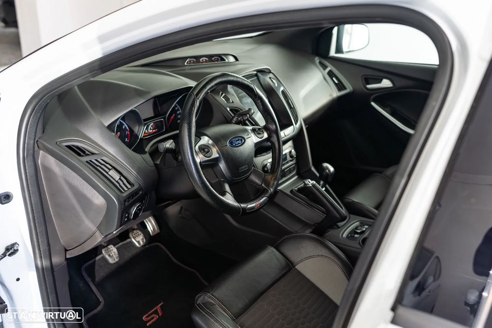 Ford Focus 2.0 EcoBoost ST c/ Pack Pele Desportiva - 42