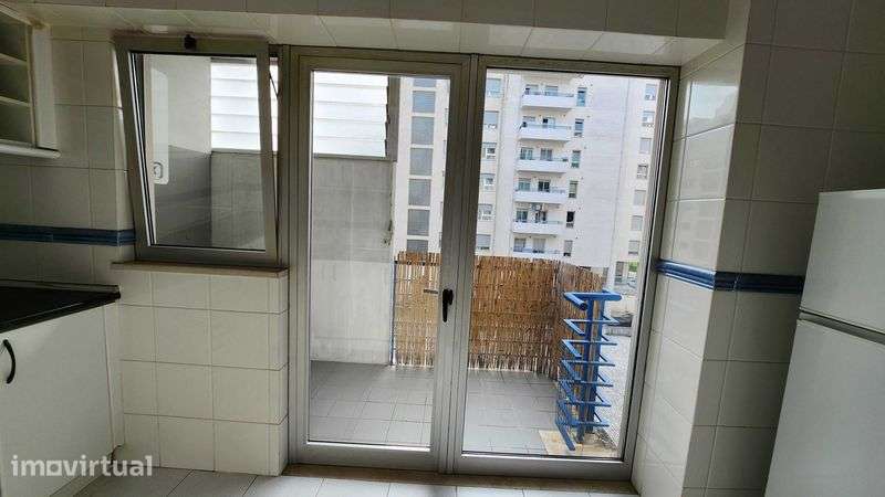 Arrenda-se apartamento T2 Vale das flores - Grande imagem: 5/12