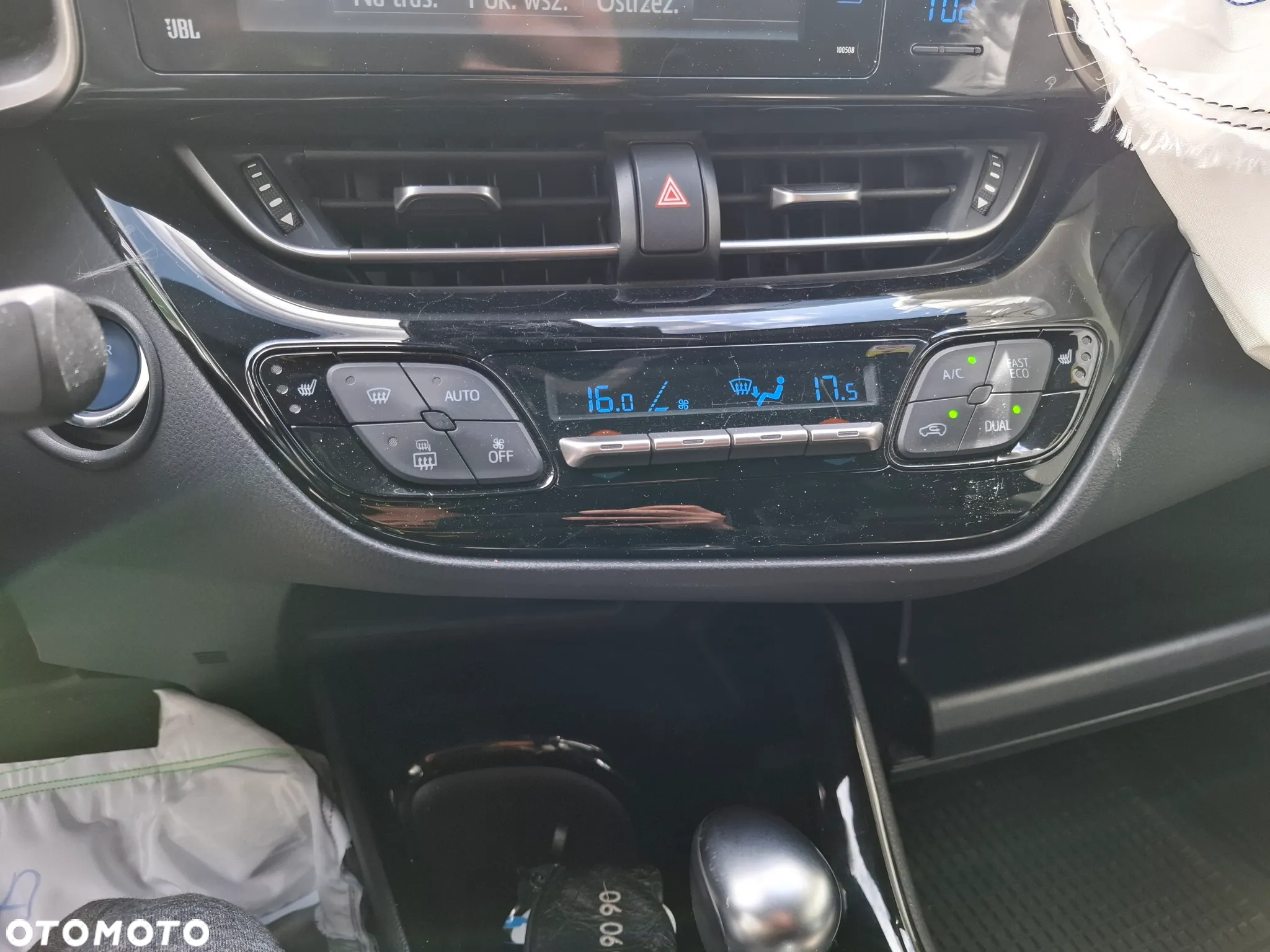 Toyota C-HR 1.8 Hybrid Neon Lime powered by JBL - 21