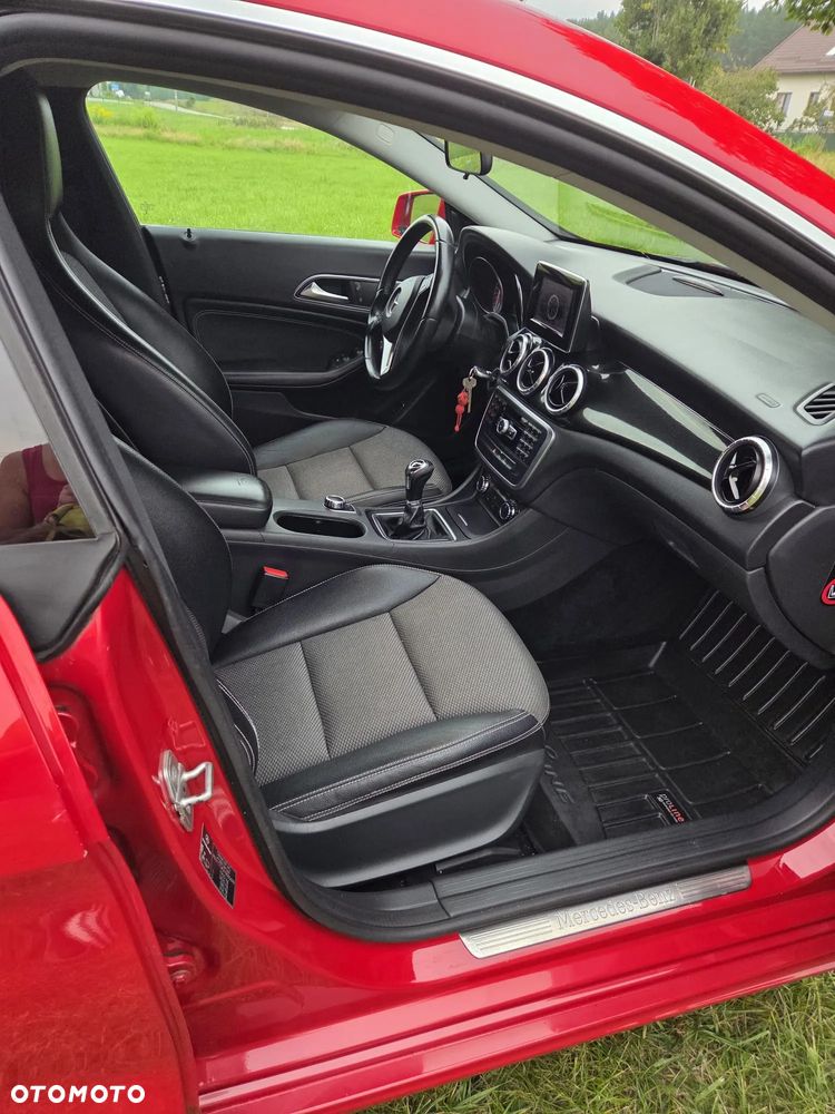 Mercedes-Benz CLA 200 Urban - 13