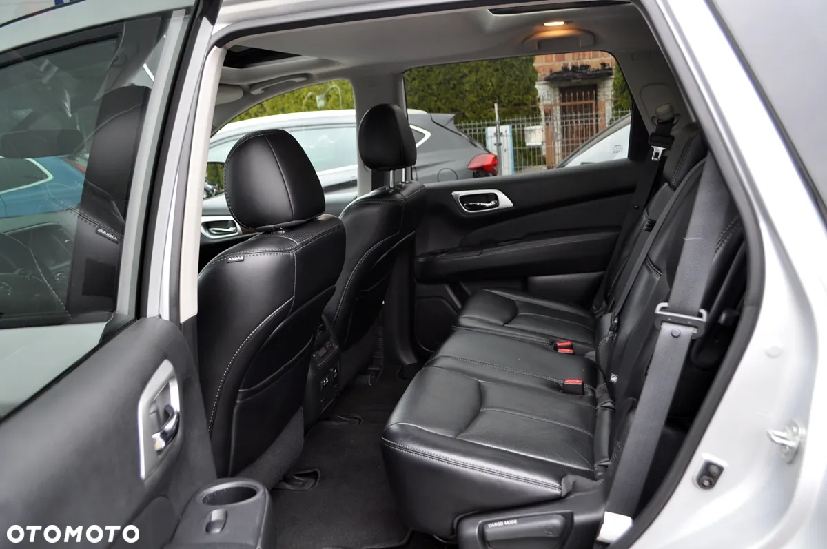 Nissan Pathfinder - 25
