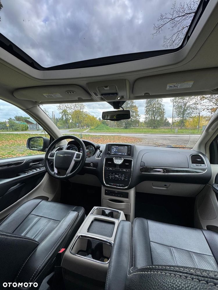 Chrysler Town & Country - 34