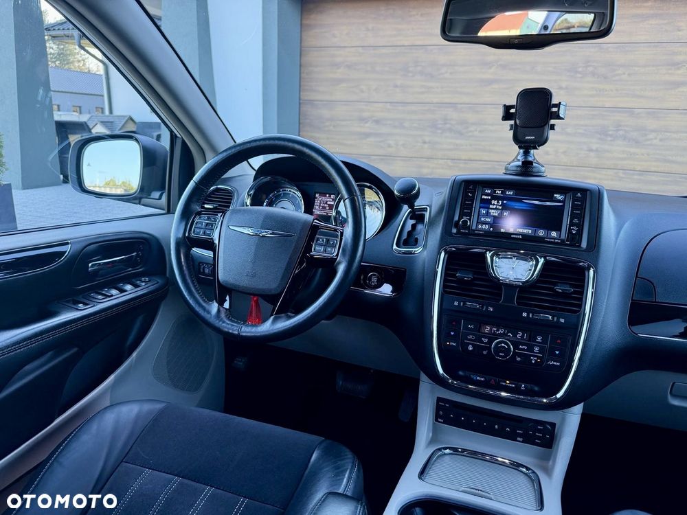 Chrysler Town & Country 3.6 Limited - 16