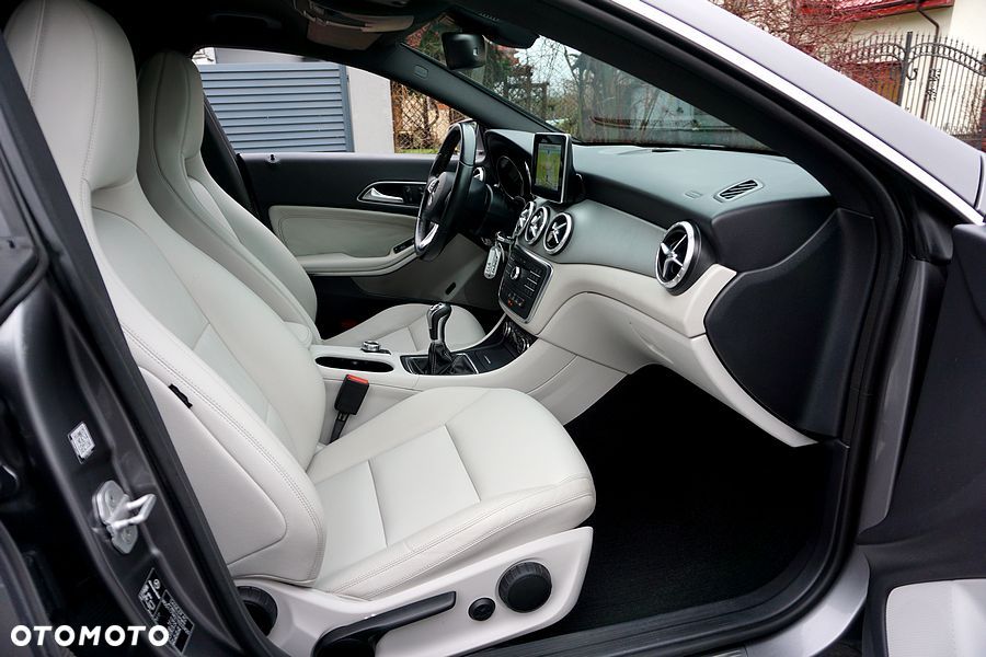 Mercedes-Benz CLA 180 Peak Edition - 28