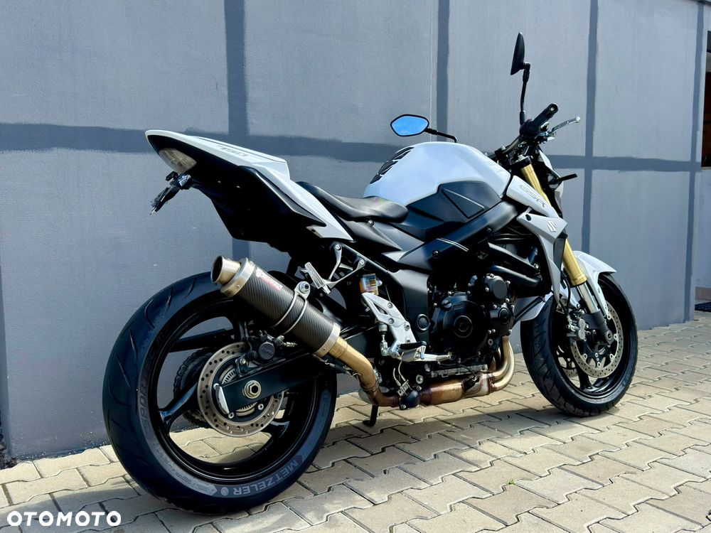 Suzuki GSR - 4