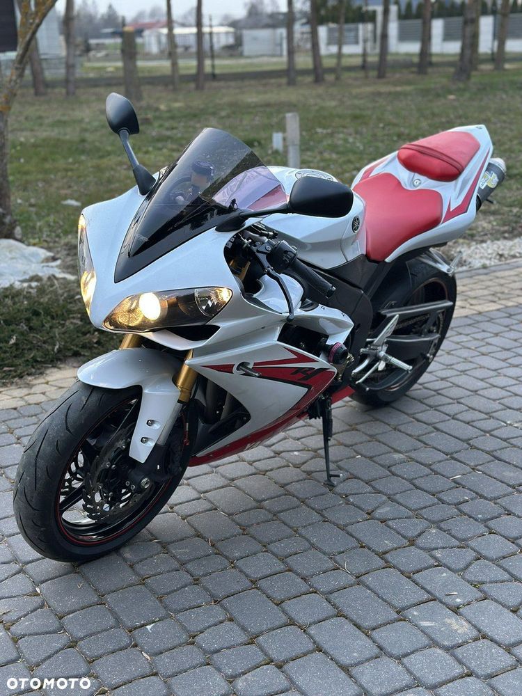 Yamaha R1 - 10
