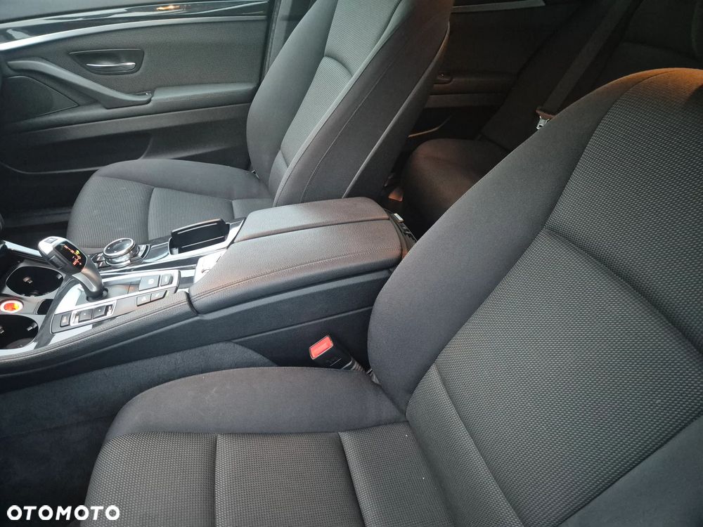 BMW Seria 5 525d xDrive Sport-Aut - 9