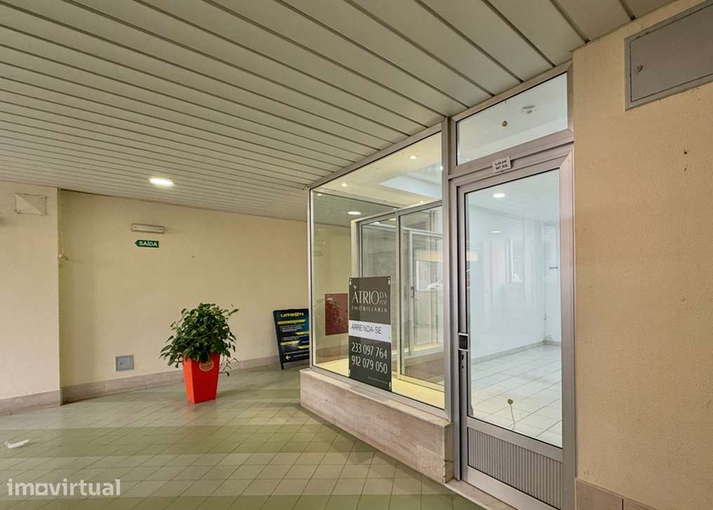 Espaço comercial situado na entrada principal do centro comercial. - Grande imagem: 2/6