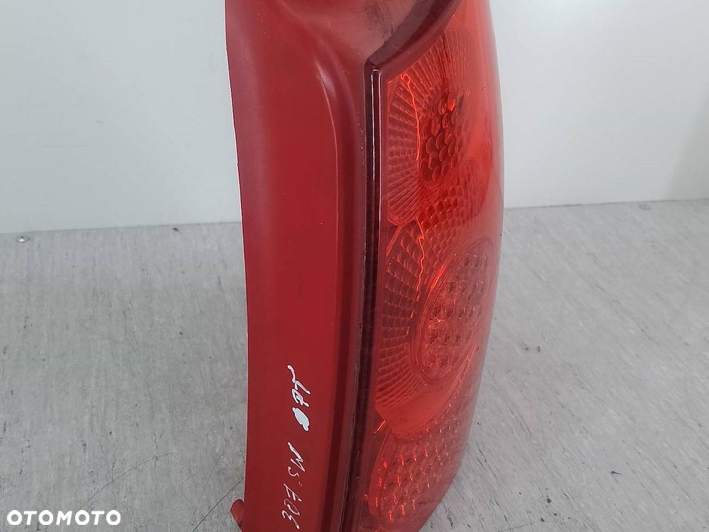 LAMPA TYLNA PRAWA PEUGEOT 307 SW 557684A - 8