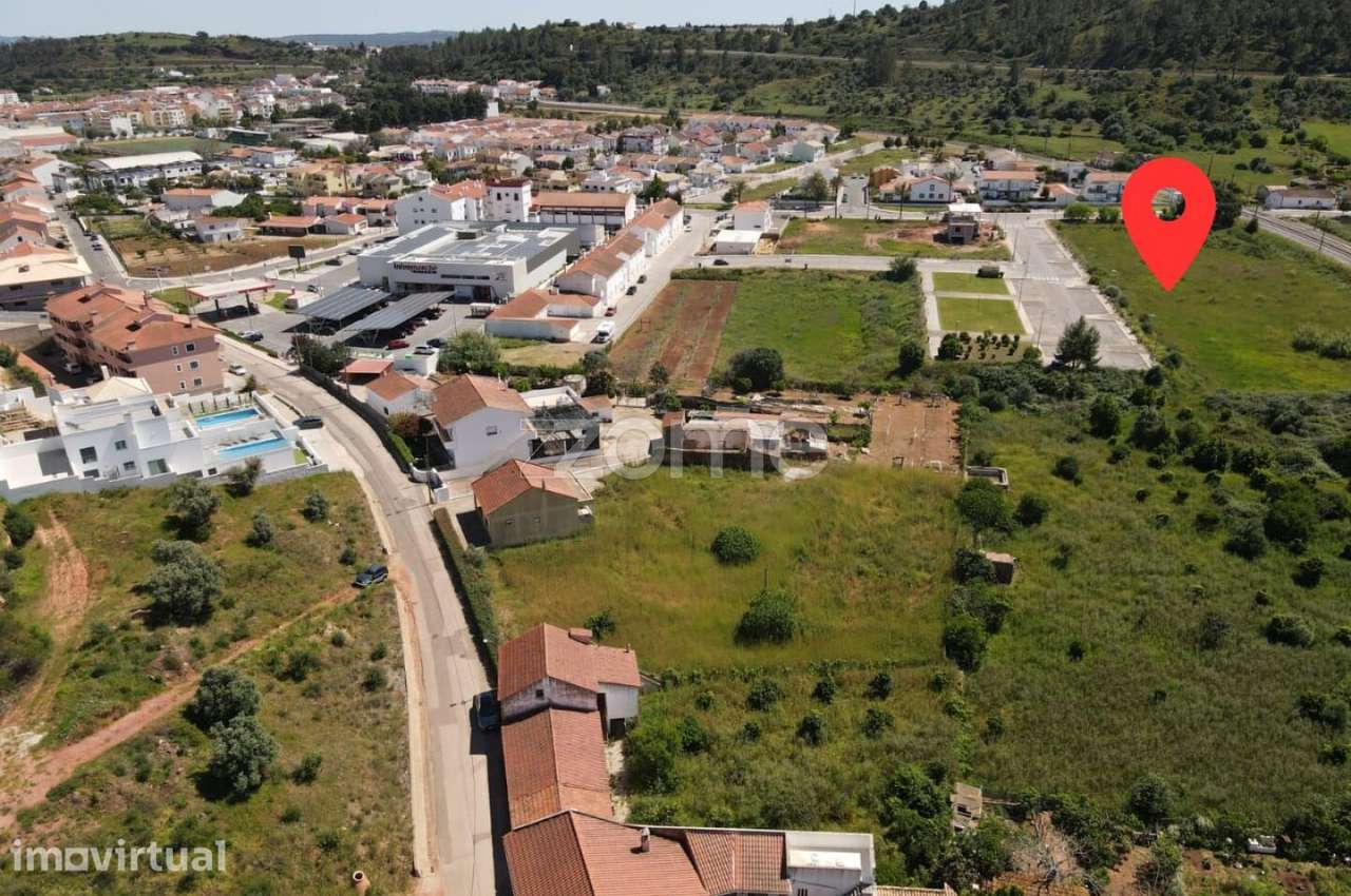 Lote de terreno urbano com 870m2 em São Bartolomeu de Messines.