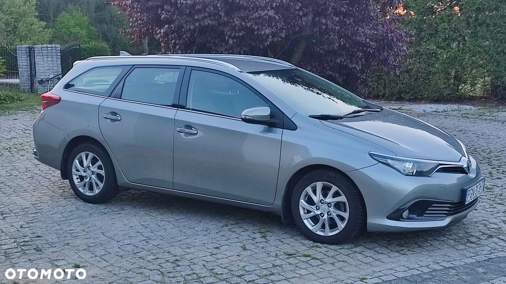 Toyota Auris 1.6 D-4D Premium - 4