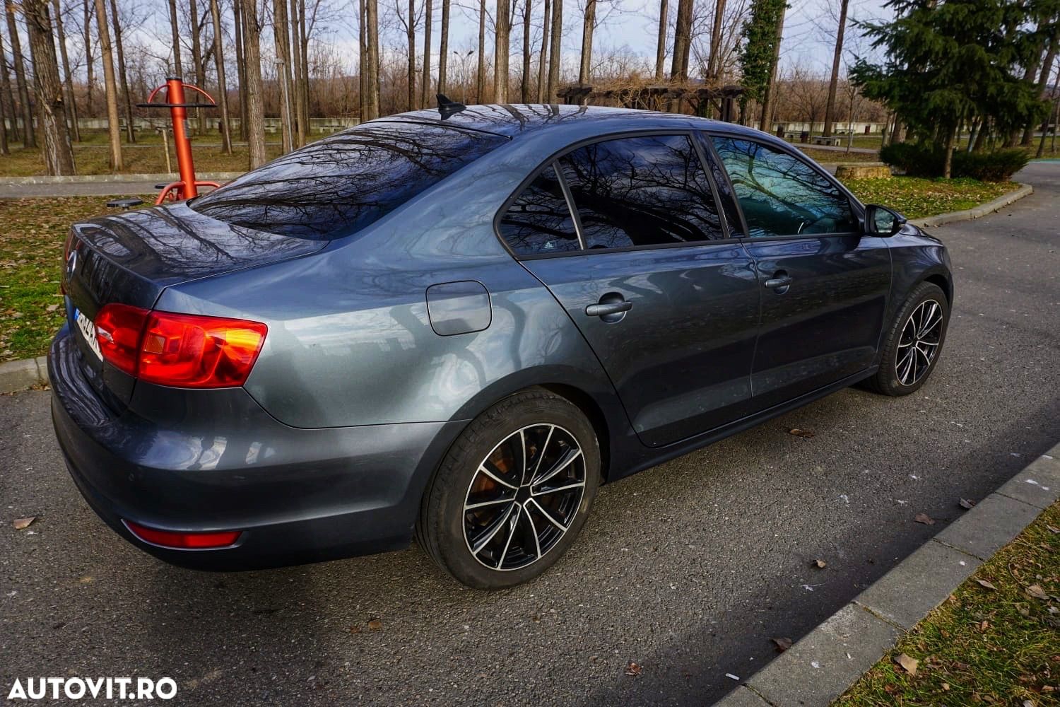 Volkswagen Jetta - 1