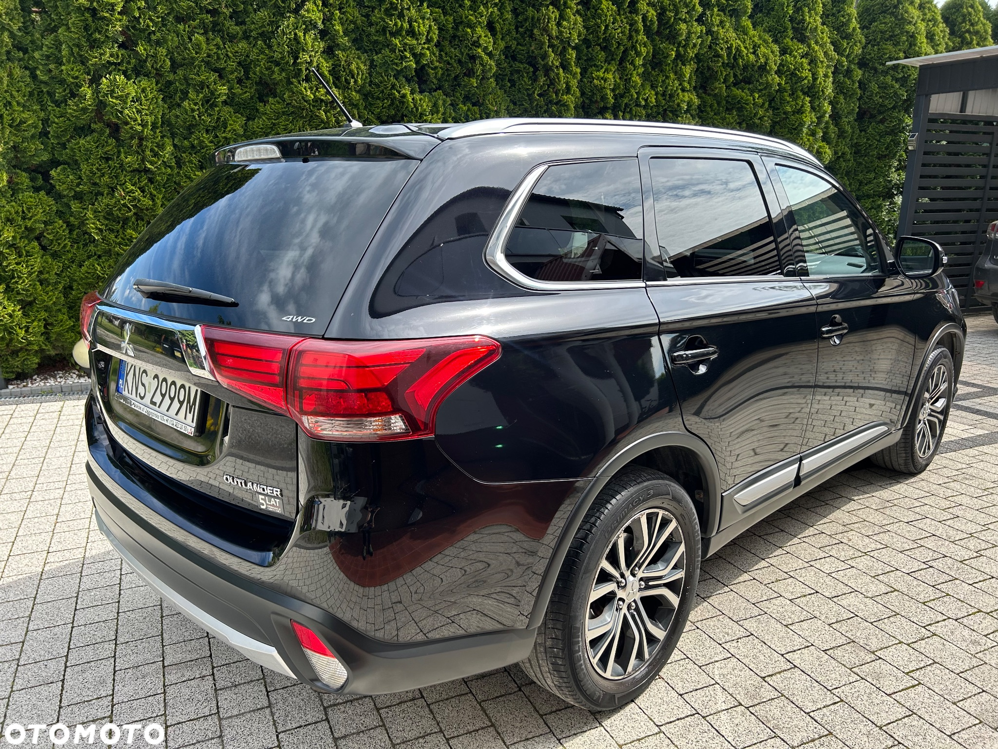 Mitsubishi Outlander 2.0 Instyle + 4WD CVT - 20