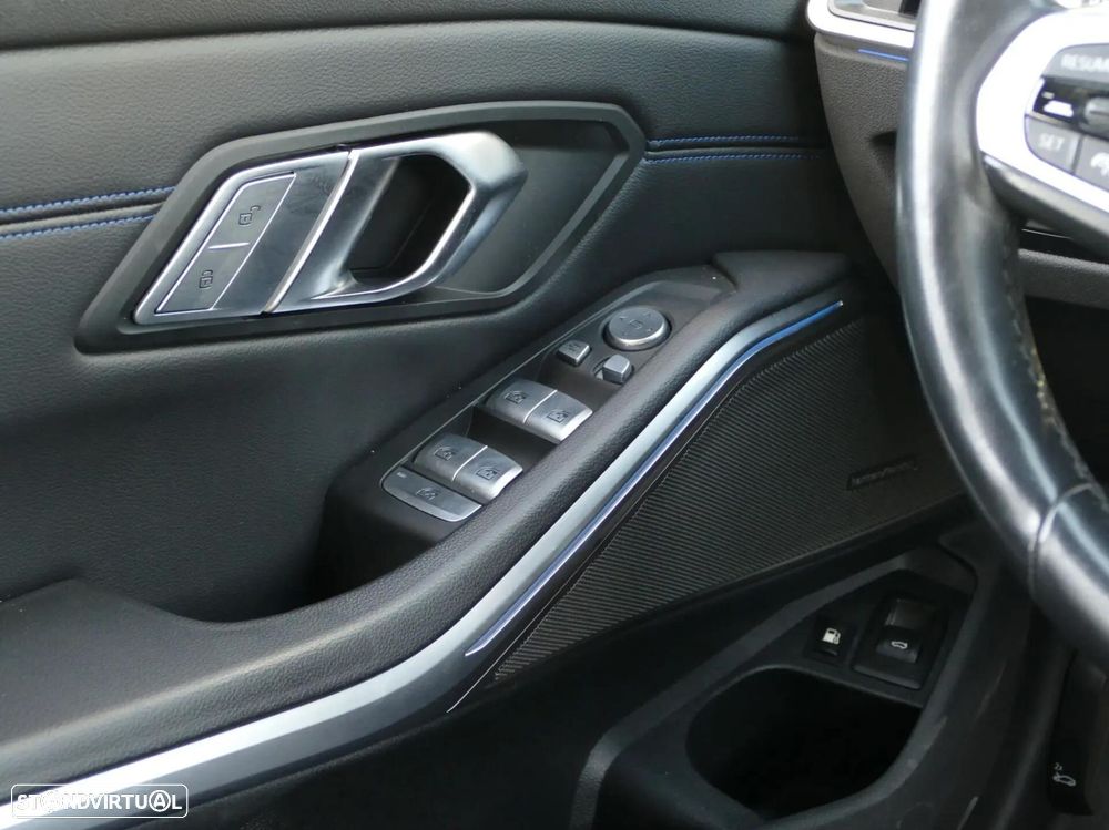 BMW 330 e Pack Desportivo M Auto - 38