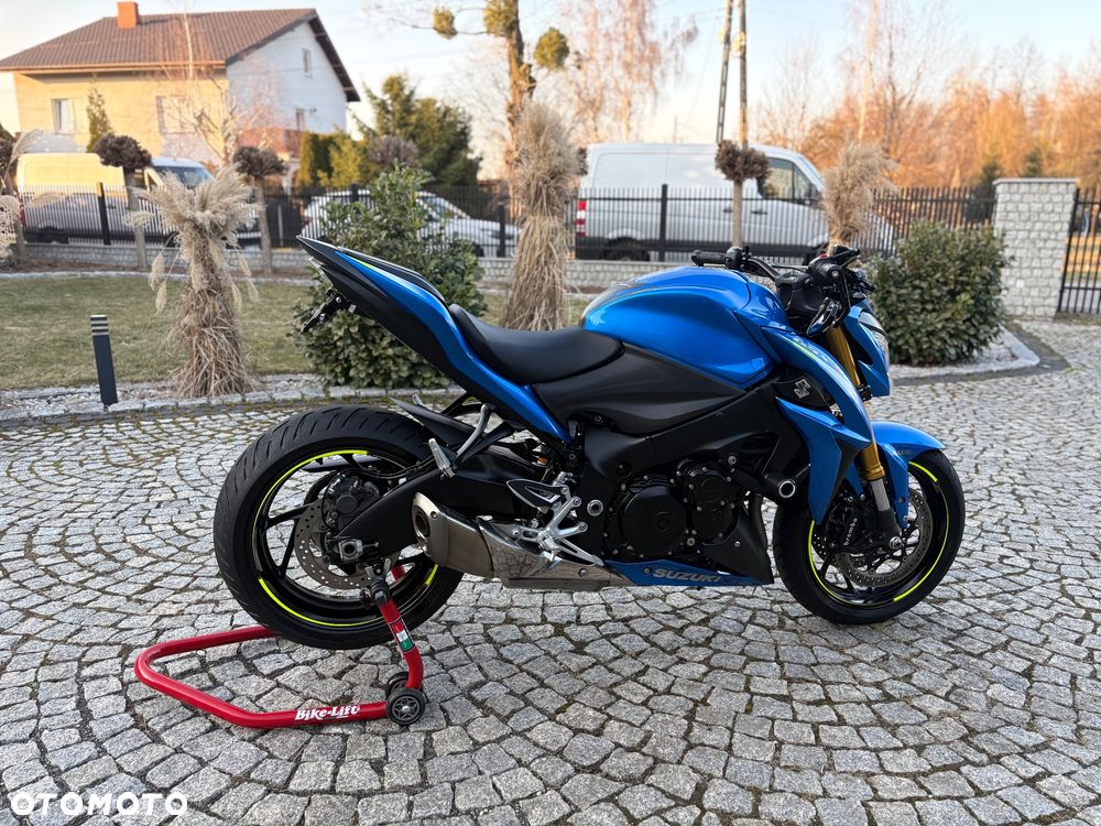 Suzuki GSX - 12