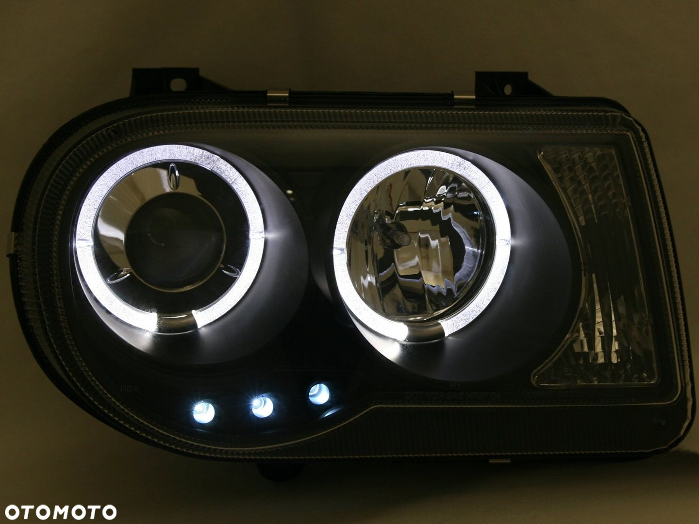 REFLEKTOR LAMPA RINGI LED ANGEL EYES CHRYSLER 300C - 2