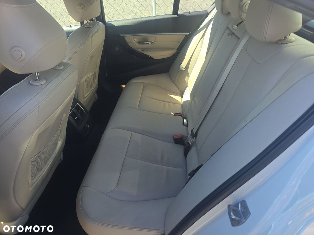 BMW Seria 3 328i Luxury Line - 10