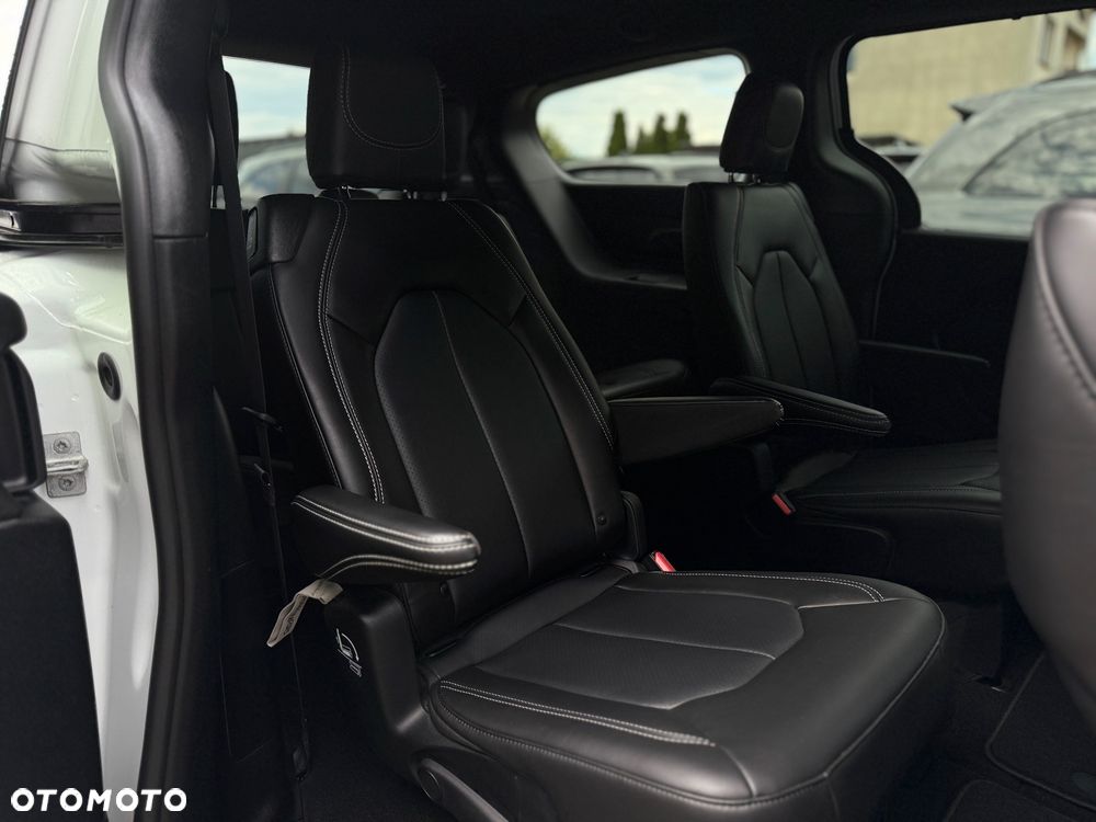Chrysler Pacifica - 35