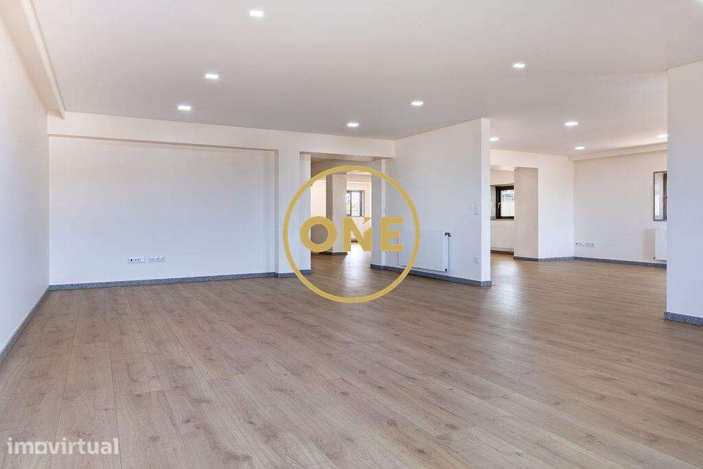 Moradia T4 distribuída por 3 pisos, com áreas amplas e excelente priva - Grande imagem: 3/14