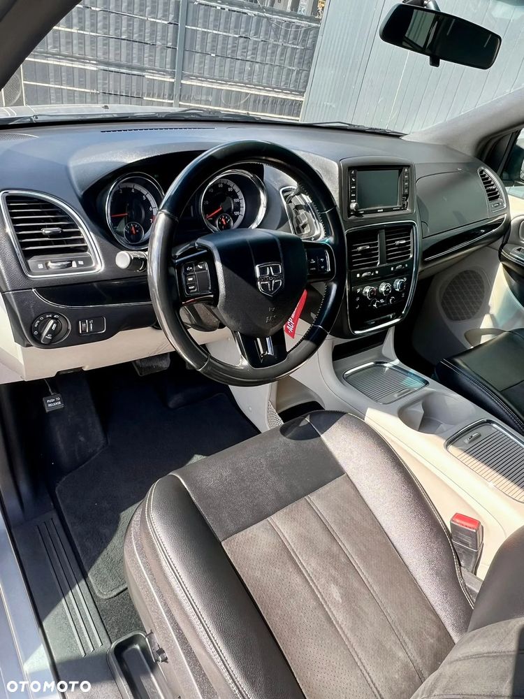 Dodge Grand Caravan - 12