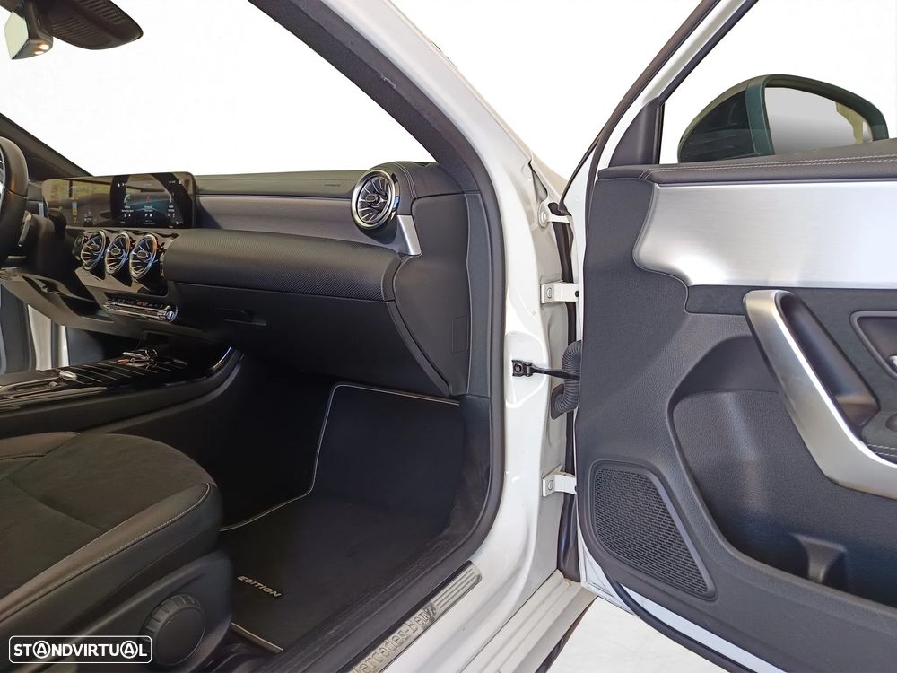 Mercedes-Benz A 250 Limousine e AMG Line - 35