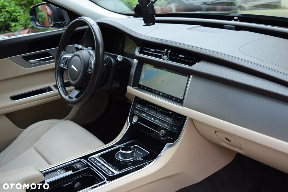 Jaguar XF 20d Prestige - 13