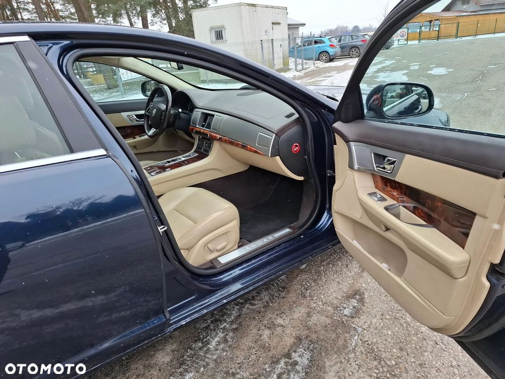 Jaguar XF 3.0 V6 D Luxury - 23