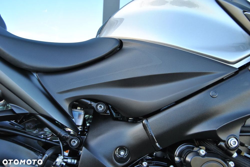 Suzuki GSX - 21