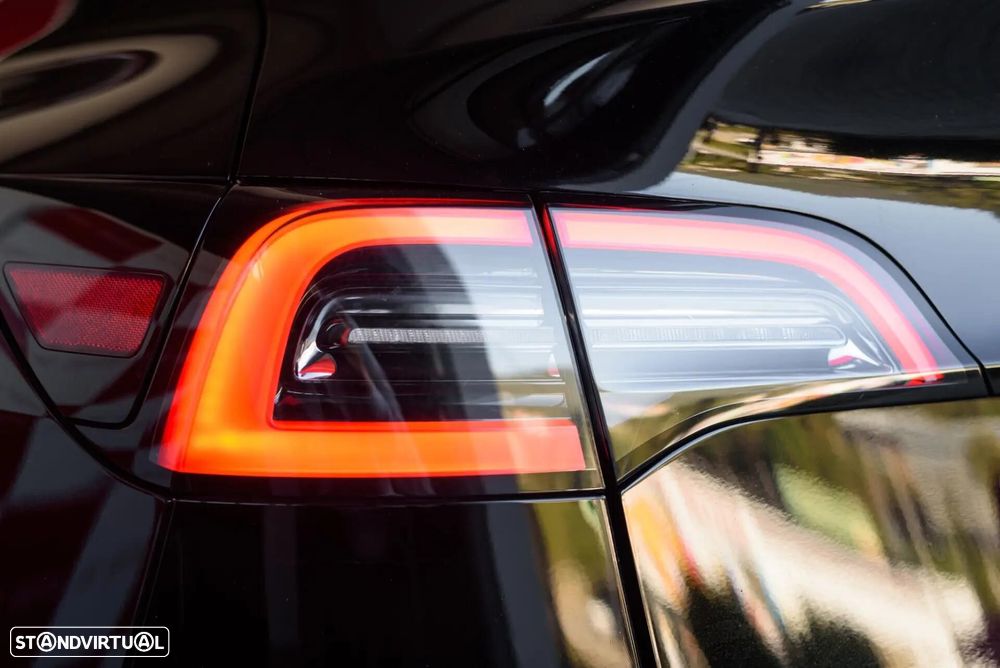 Tesla Model Y Long Range Dual Motor AWD - 16