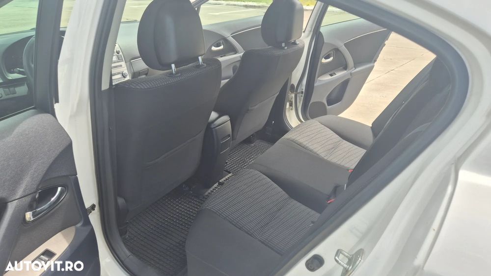 Toyota Avensis 2.0 D-4D Executive - 11