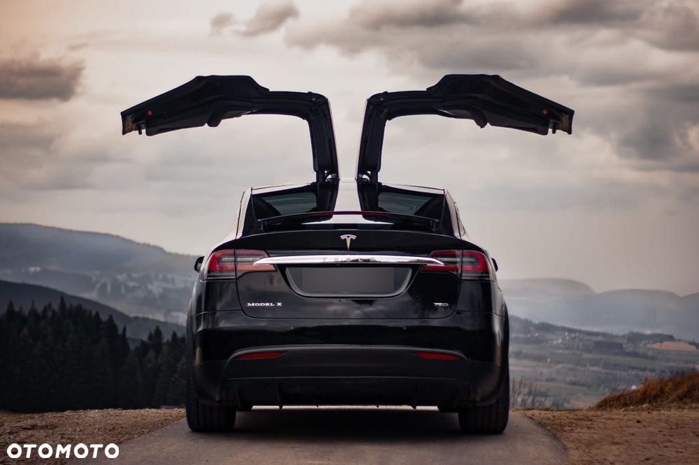 Tesla Model X - 8