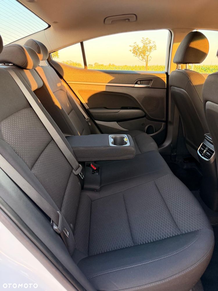 Hyundai Elantra 1.6 Style - 10
