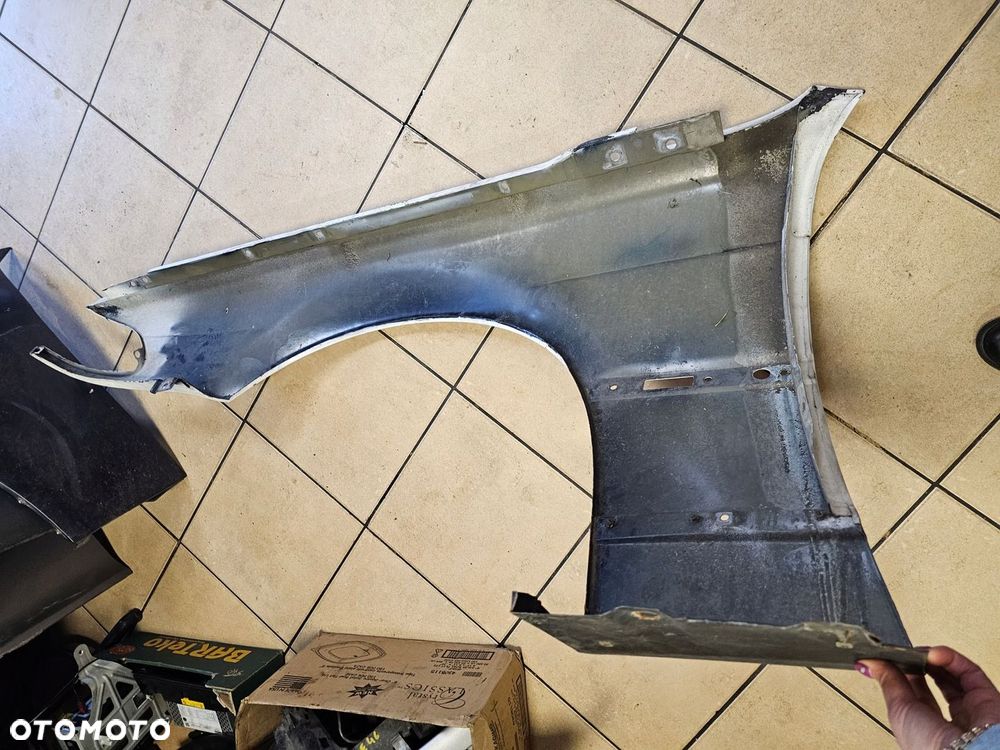 BŁOTNIK PRAWY PRZÓD BMW E38 PRZED LIFT BIAŁY - 9