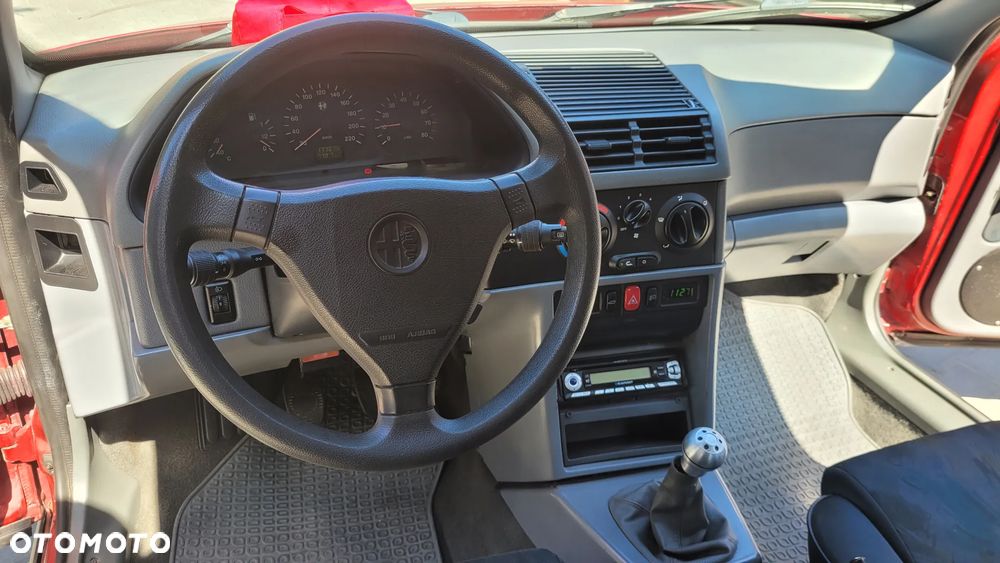Alfa Romeo 145 1.6 L - 13