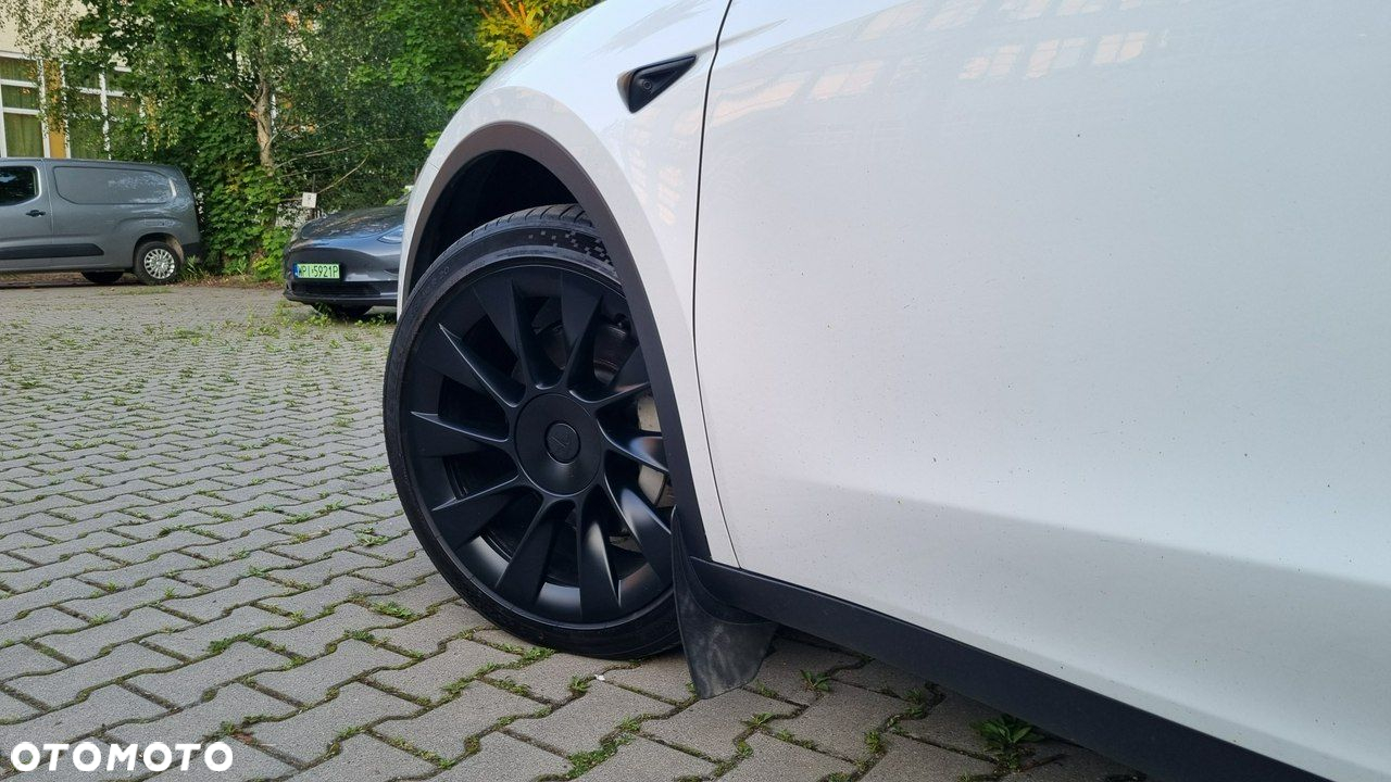 Tesla Y - 8