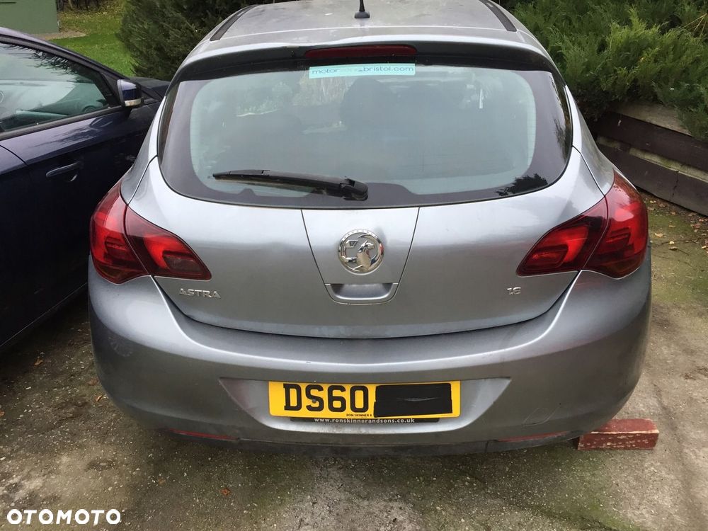 PAS TYLNY DUPA Z DACHEM BŁOTNIK OPEL ASTRA J IV HB - 1