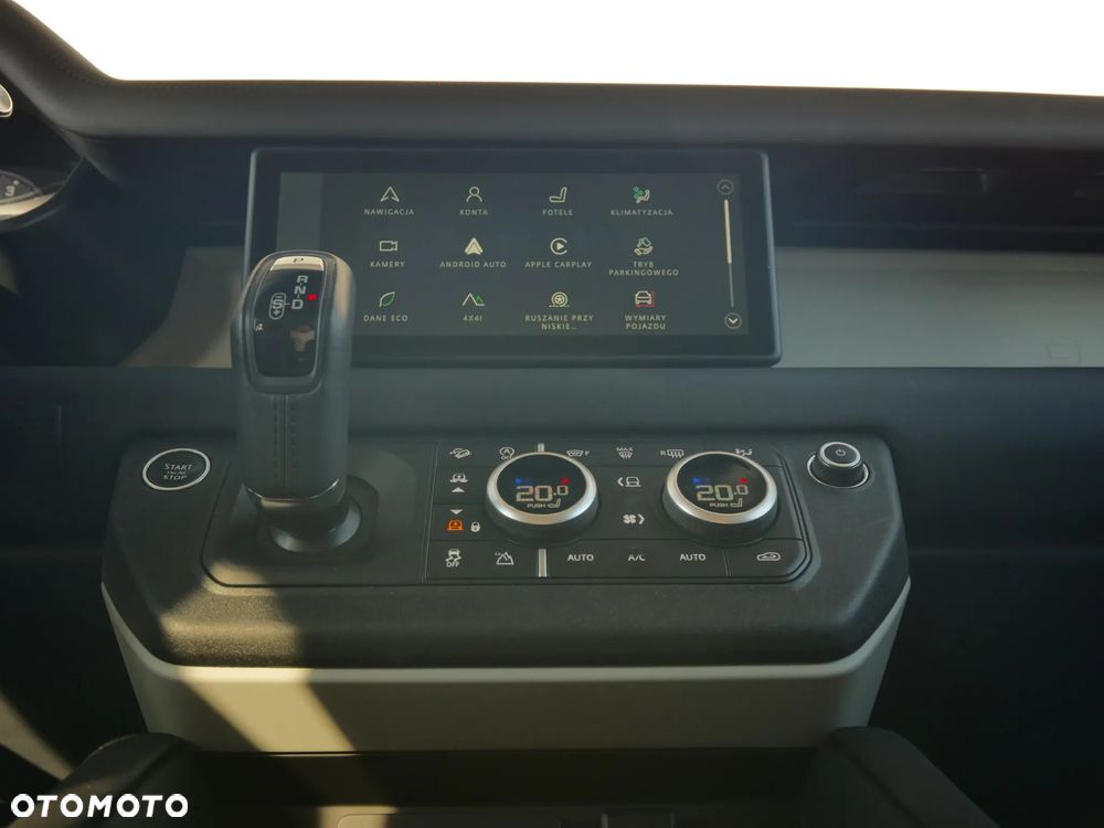 Land Rover Defender - 32