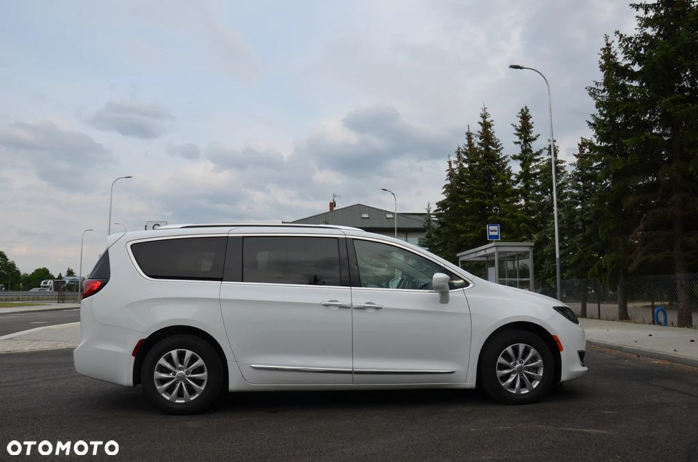 Chrysler Pacifica - 8