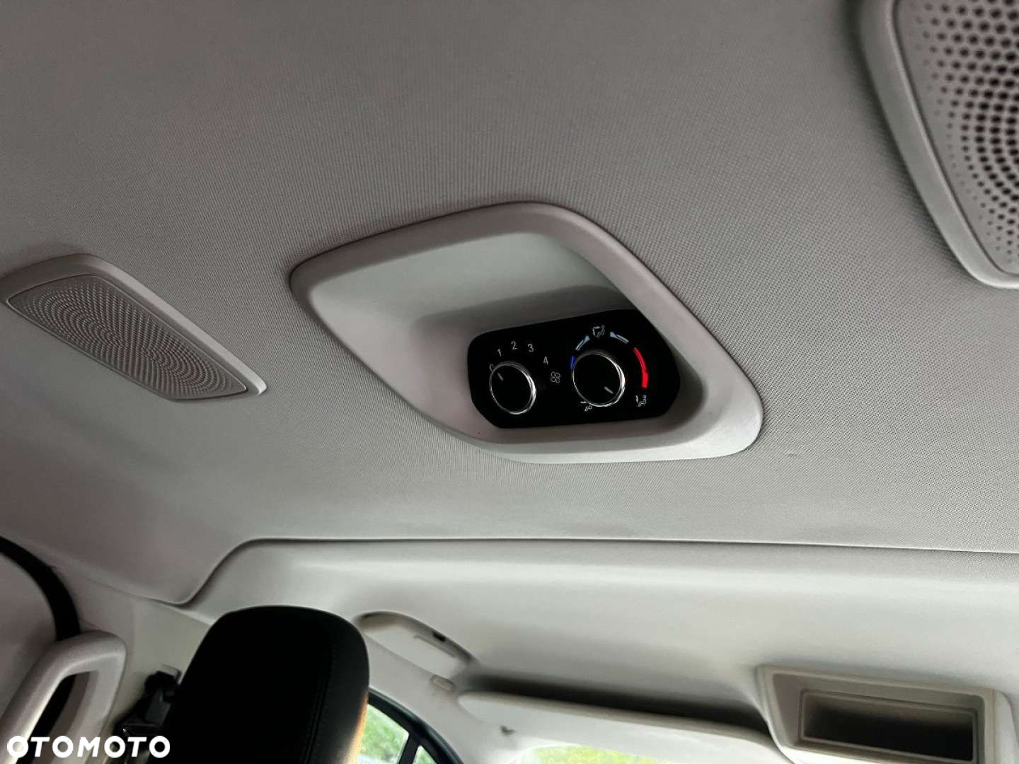 Ford Tourneo Custom - 34
