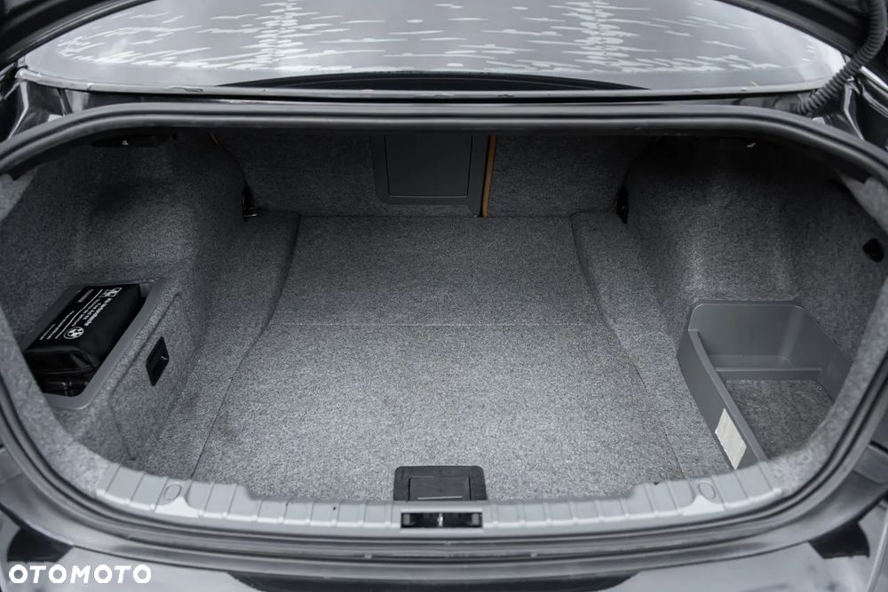 BMW Seria 3 330i - 25