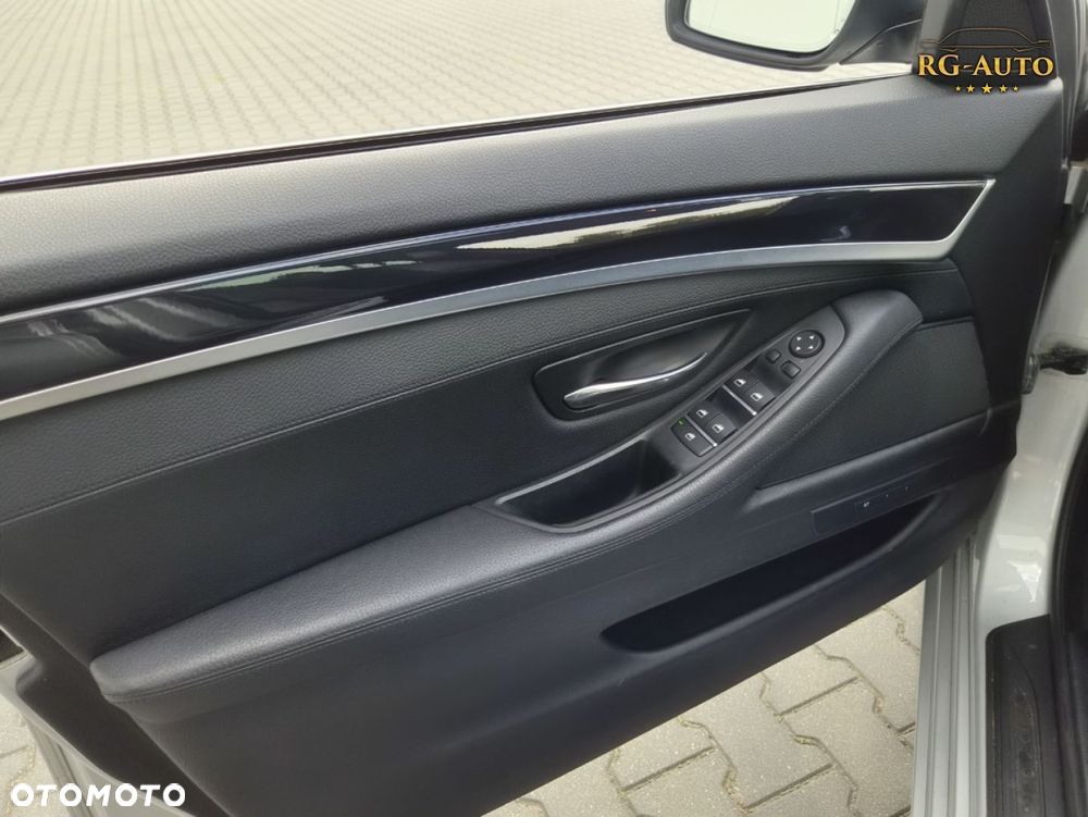 BMW Seria 5 525d xDrive Luxury Line - 32