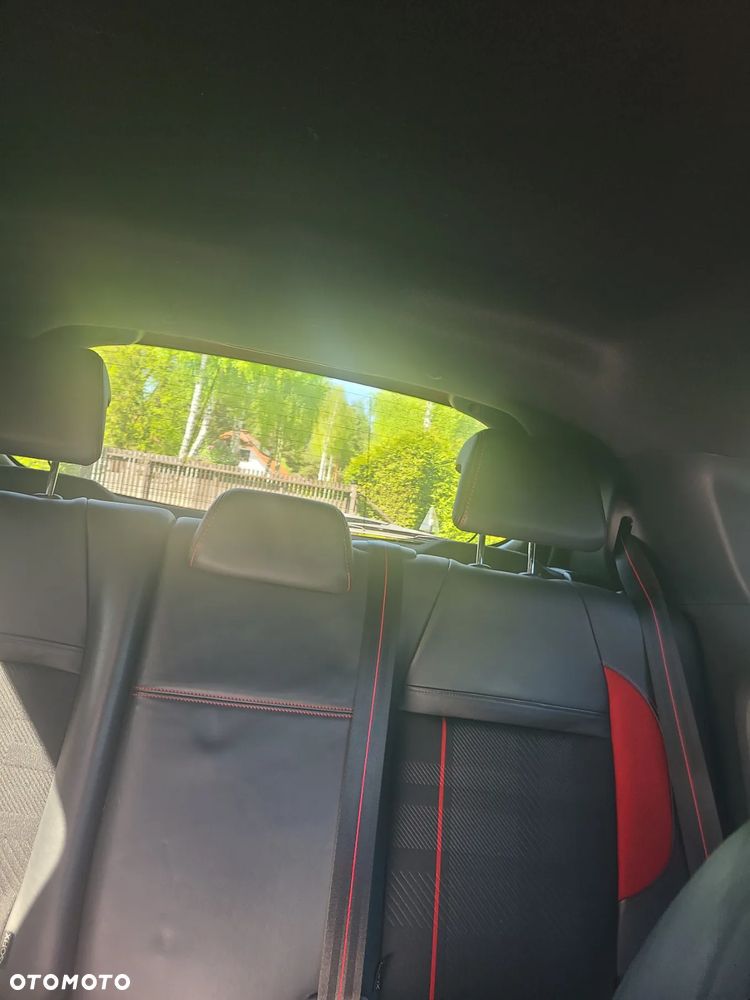 Peugeot 208 GTI 200 THP - 12