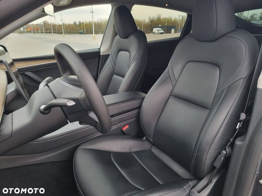 Tesla Model Y Long Range AWD - 17