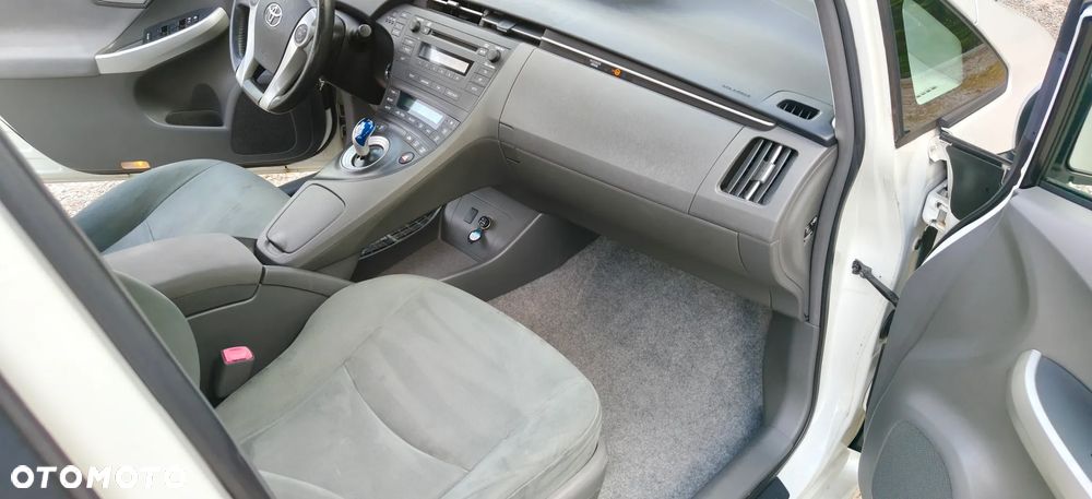 Toyota Prius (Hybrid) Executive - 13