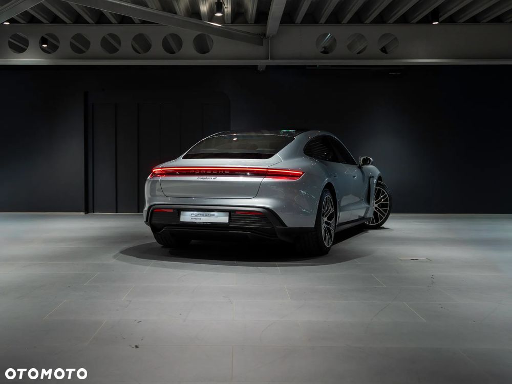 Porsche Taycan 4 - 5