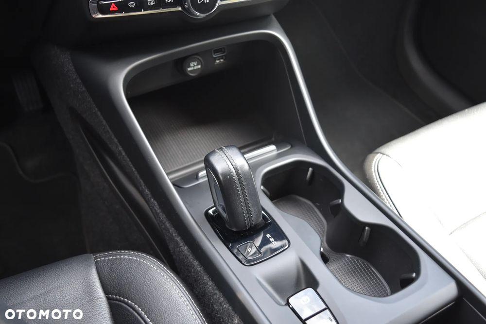 Volvo XC 40 T5 AWD Geartronic Momentum Pro - 29