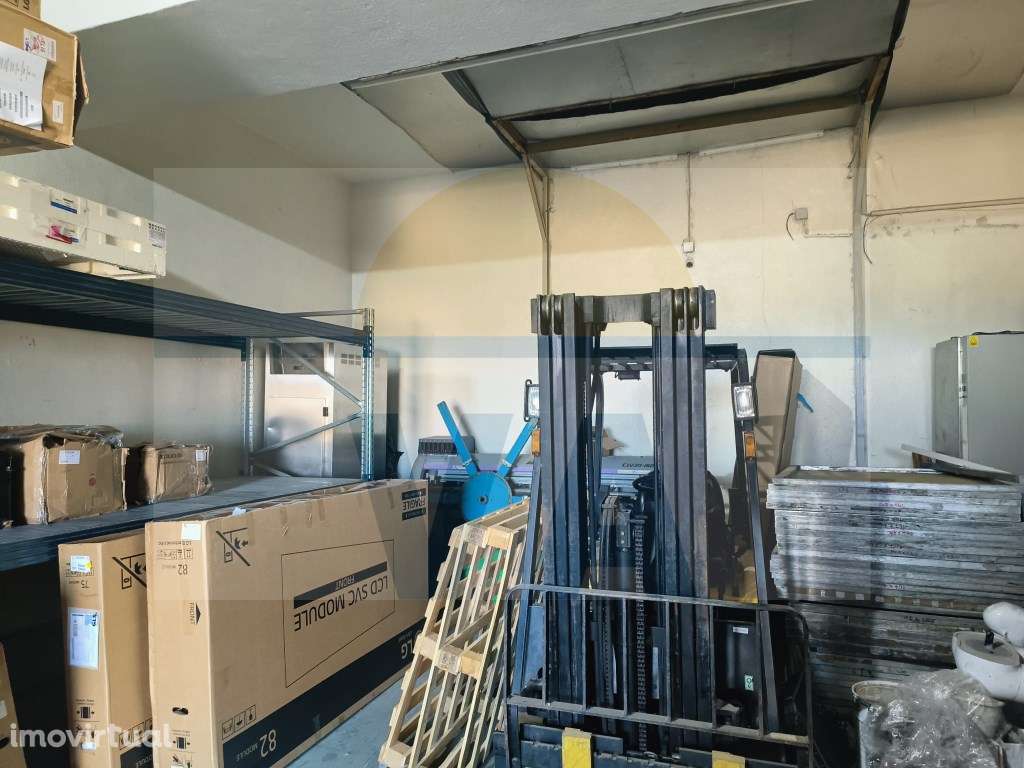 Armazém para Venda em São João da Talha - Excelente Oportunidade às... - Grande imagem: 3/25