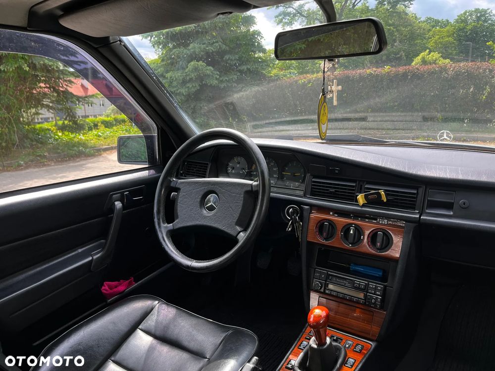 Mercedes-Benz W201 (190) - 12